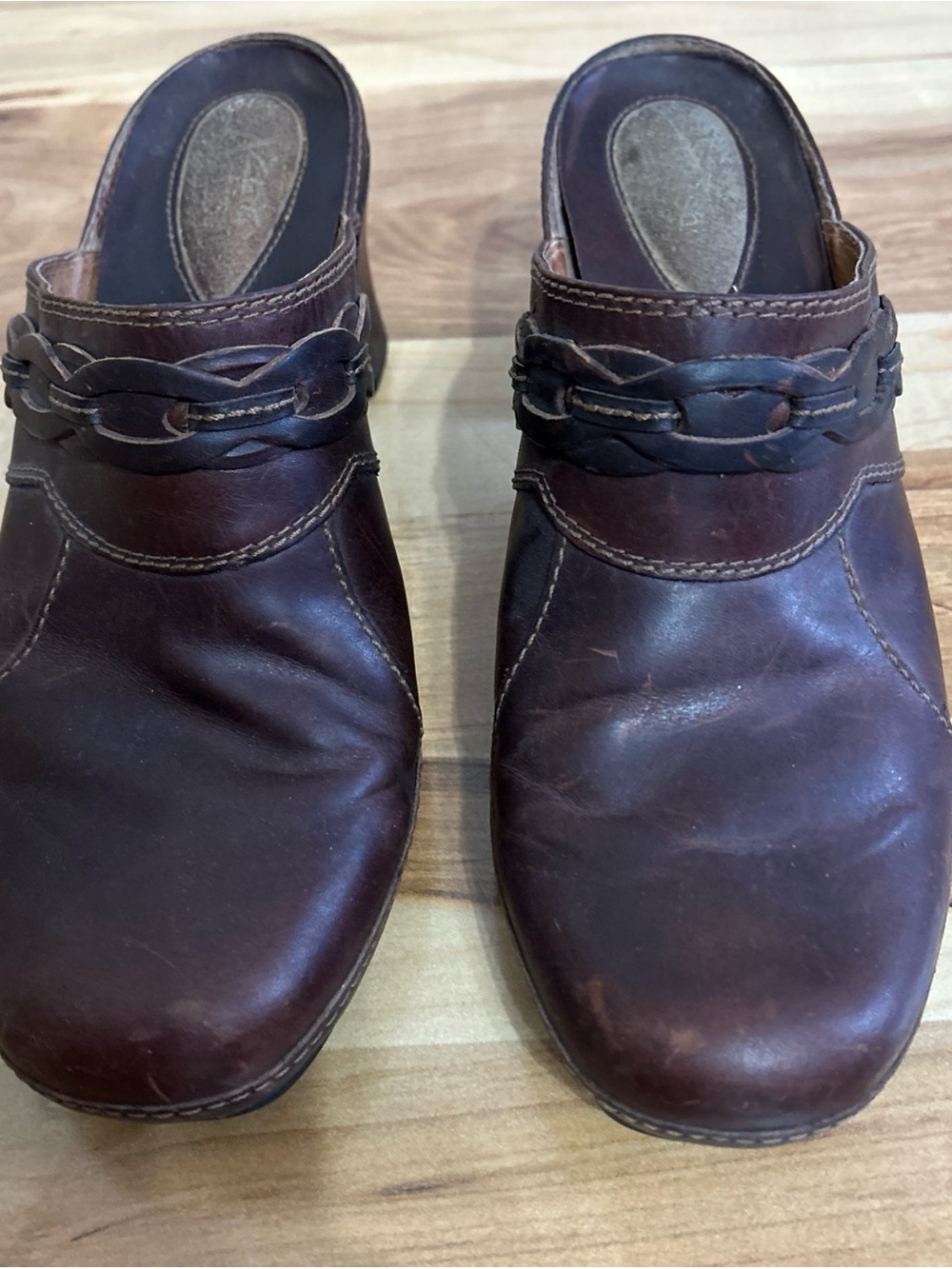 Clarks Artisan Women Brown Leather 8.5 Slip-On Clogs with Braided Strap Accent